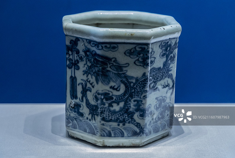 辽宁省沈阳博物馆“馆藏明清民窑青花瓷展”：青花龙纹八方炉（清·光绪）图片素材