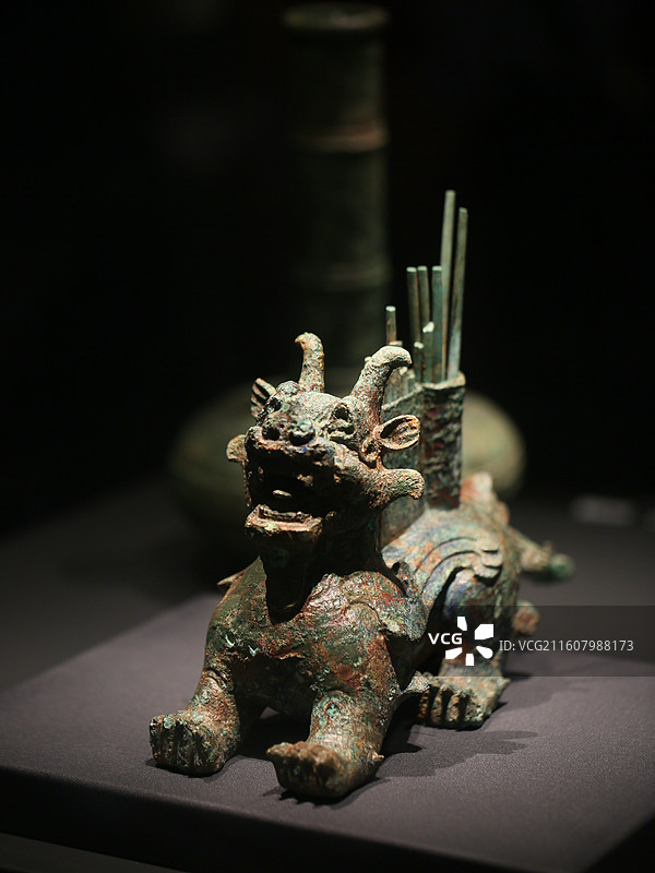 东汉 铜鎏金兽形承投器 投壶图片素材