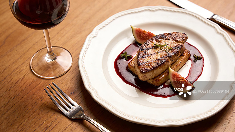 桌上盘子里牛排的特写镜头图片素材