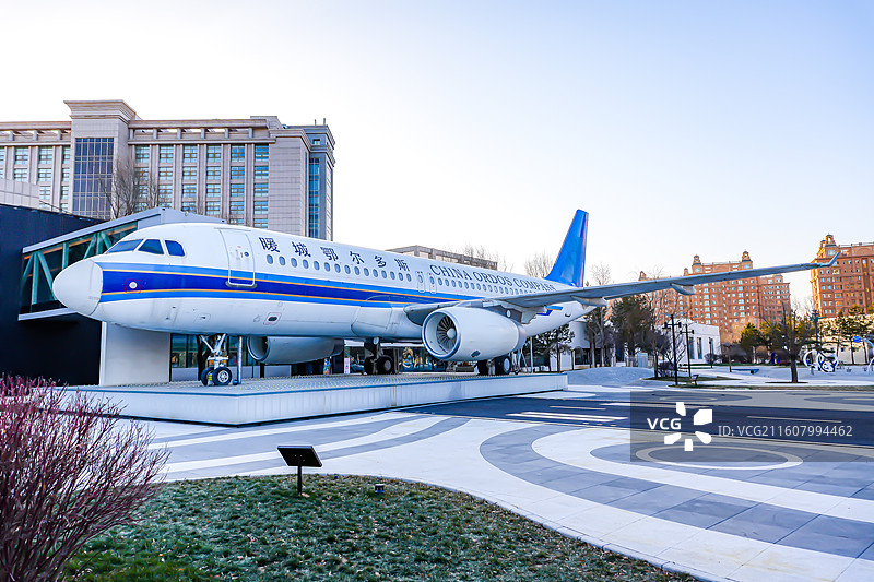 鄂尔多斯康巴什区城市广场上的飞机装饰图片素材