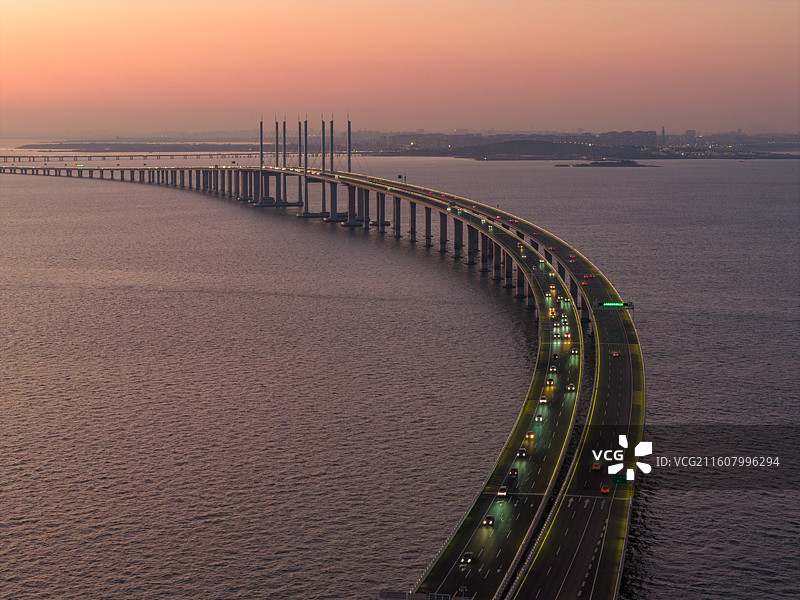 航拍青岛胶州湾跨海大桥日落晚霞图片素材