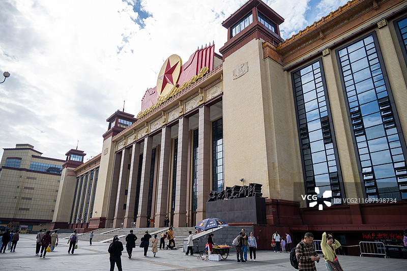 2025年11月12日，游人参观江西美术馆。图片素材