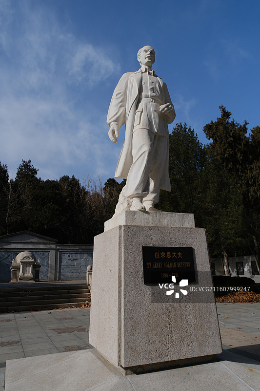 石家庄华北军区烈士陵园白求恩雕像雕塑特写图片素材