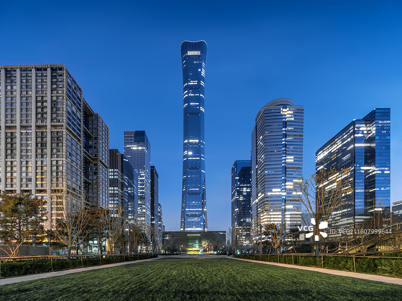 北京国贸CBD中央公园夜景，北京国贸CBD夜景，城市天际线，中信大厦，中国尊，智慧城市，科技城市图片素材