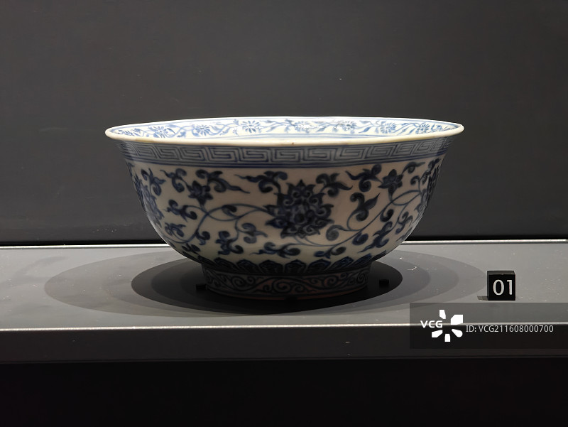 成都考古中心馆藏珍贵文物-明宣德官窑-青花缠枝花卉纹碗图片素材