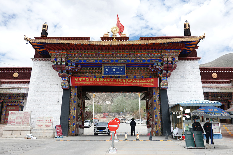 西藏拉萨市拉萨三大寺哲蚌寺大门山门图片素材
