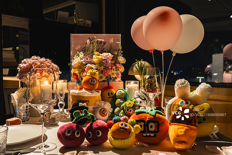 生日宴会上的布娃娃玩偶合照图片素材
