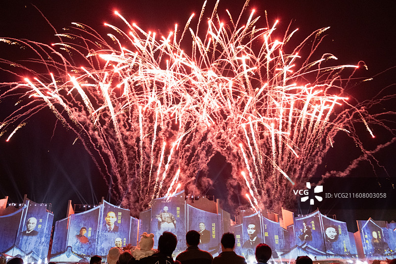 江门赤坎华侨古镇归途表演中绽放的烟花图片素材