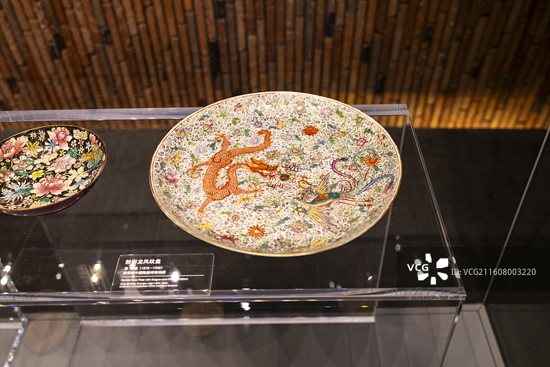 清代粉彩龙凤纹盘，御窑博物馆藏图片素材