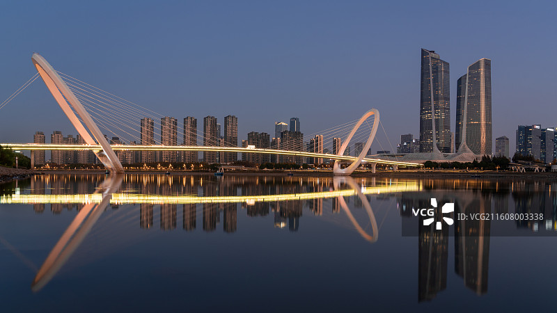 南京眼步行桥亮灯日落蓝调图片素材