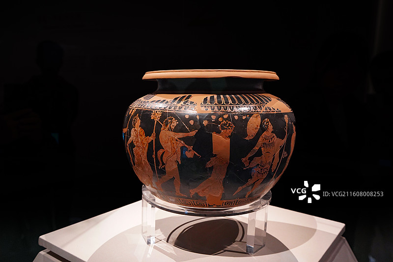 希腊国家考古博物馆藏来自雅典的圣道区域公元前420-前410年黑底红画酒神图陶迪诺斯罐图片素材