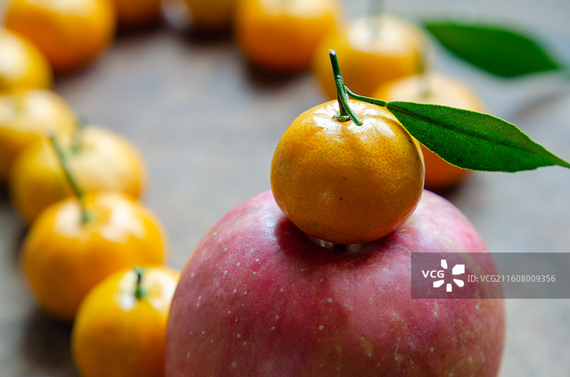 沙糖桔与苹果的创意组合图片素材