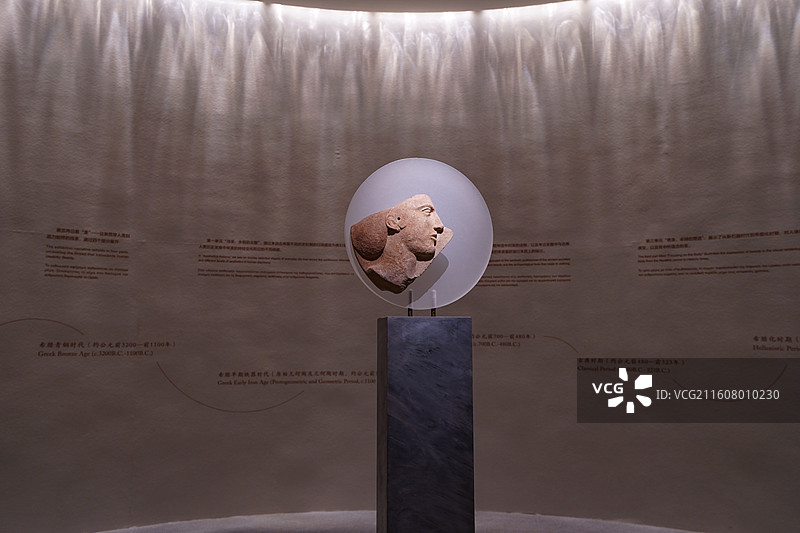 希腊国家考古博物馆藏约公元前460-前450年来自米洛斯岛，基克拉迪群岛大理石女性头像浮雕圆盘残片图片素材