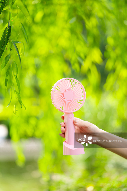 手持粉色小风扇清新亮相图片素材
