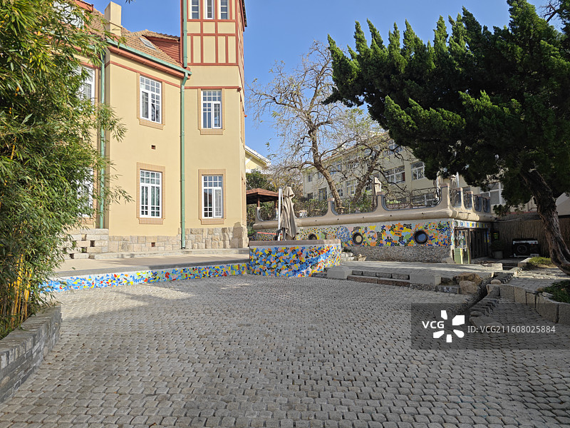 青岛宫崎骏漫画街街景彩色陶瓷建筑装饰图片素材