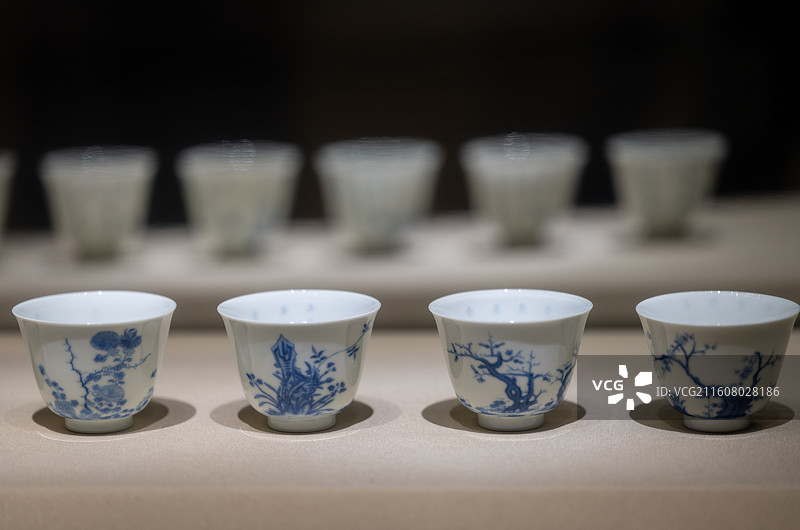 清代青花十二月花卉杯图片素材