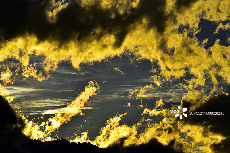 云南迪庆州德钦县梅里雪山火烧云彩云图片素材