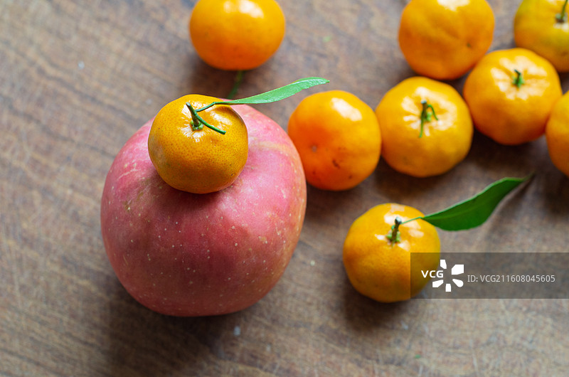 苹果与沙糖桔对比图片素材