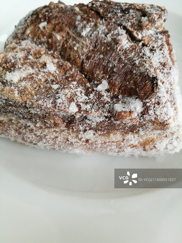 白色盘子上的一块冻肉。冷冻熟食方块肉图片素材