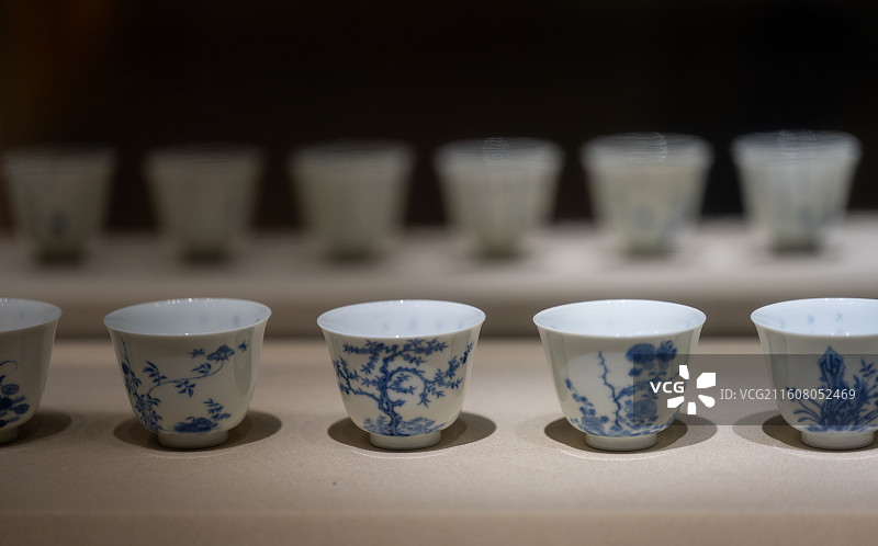 南京博物院藏清康熙青花十二月花卉杯图片素材