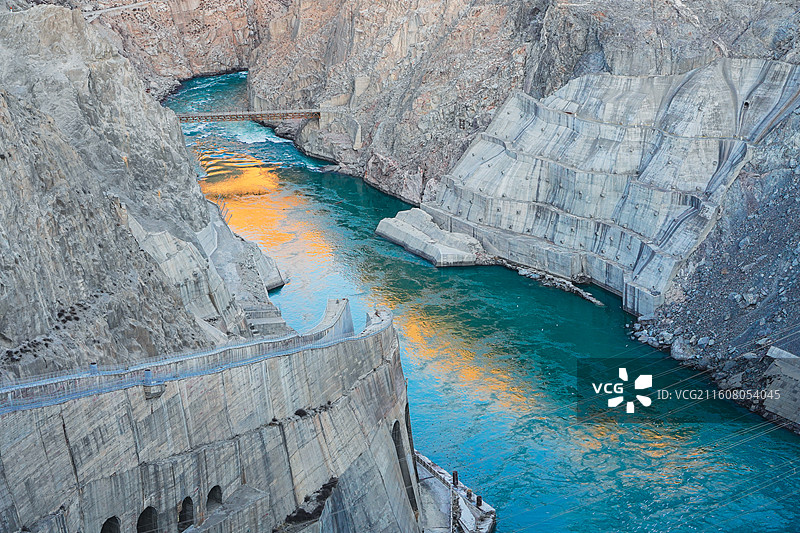 青海省海南州共和县龙羊峡水库大坝黄河上游峡谷图片素材