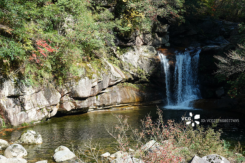 四川省巴中市南江县光雾山诺水河世界地质公园：十八月潭景区秋色：仙女潭红叶图片素材