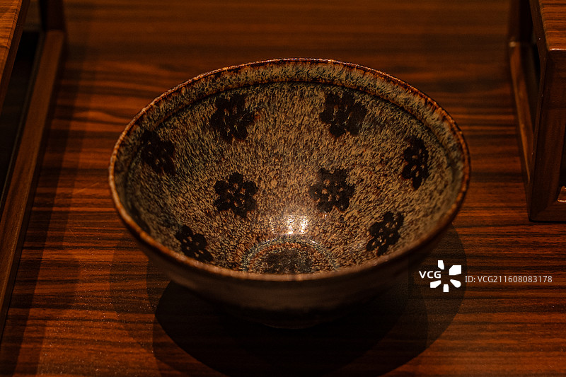 南宋 吉州窑黑釉剪纸贴花花卉纹盏 上海博物馆图片素材