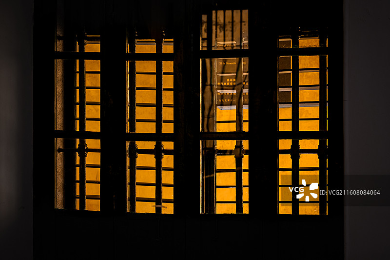 透过窗户看到的橙色墙面图片素材