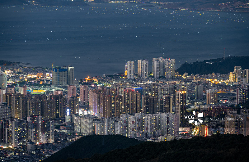 大理者摩山俯瞰洱海渔灯夜景图片素材