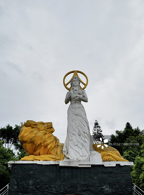 四川宜宾五粮液景区酒圣山酒圣女神（夷狄）雕像图片素材