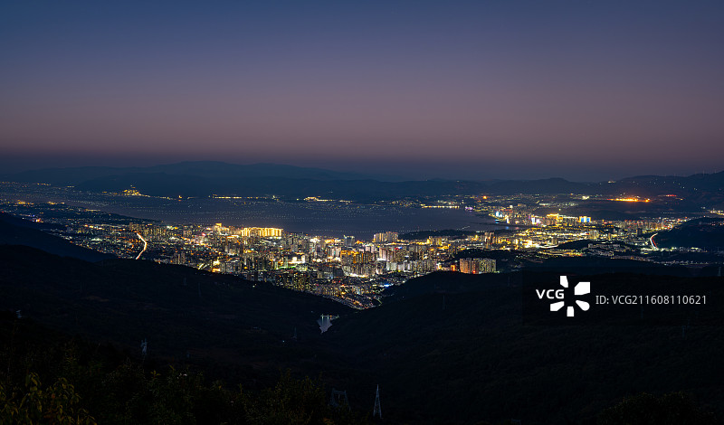 大理者摩山俯瞰洱海渔灯夜景图片素材