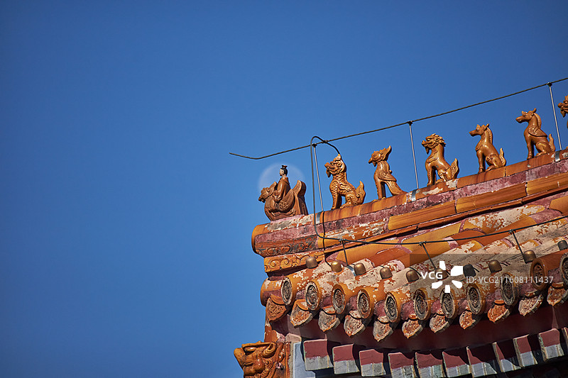 北京故宫紫禁城金色琉璃脊兽垂脊月亮图片素材