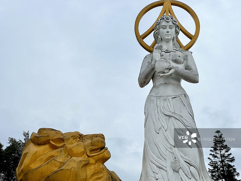 四川宜宾五粮液景区酒圣山酒圣女神（夷狄）雕像图片素材