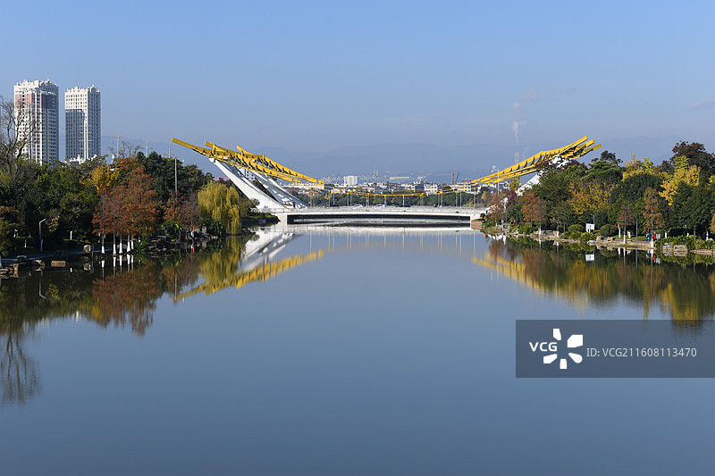 云南玉溪玉龙桥8  彩林映衬玉龙桥，别样的壮观与美丽！玉龙桥位于云南省玉溪市红塔区珊瑚路延长线。图片素材