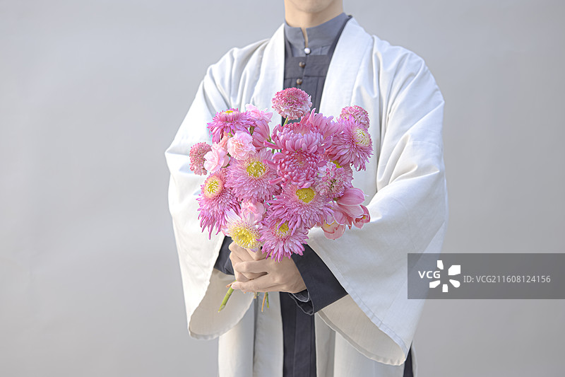 穿汉服拿菊花的人图片素材