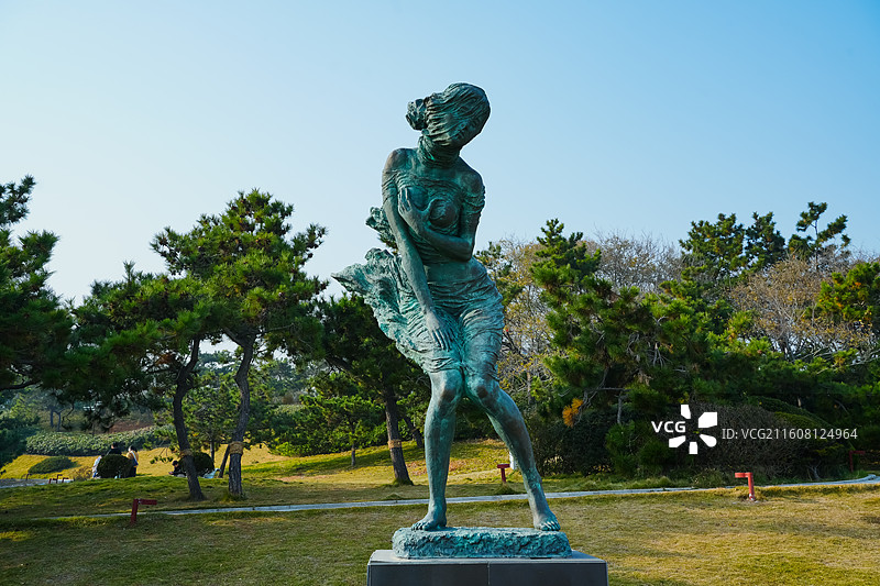 大风降温 寒潮天气   强冷空气 风中凌乱 山东省青岛市青岛雕塑园的雕塑作品《海风》图片素材