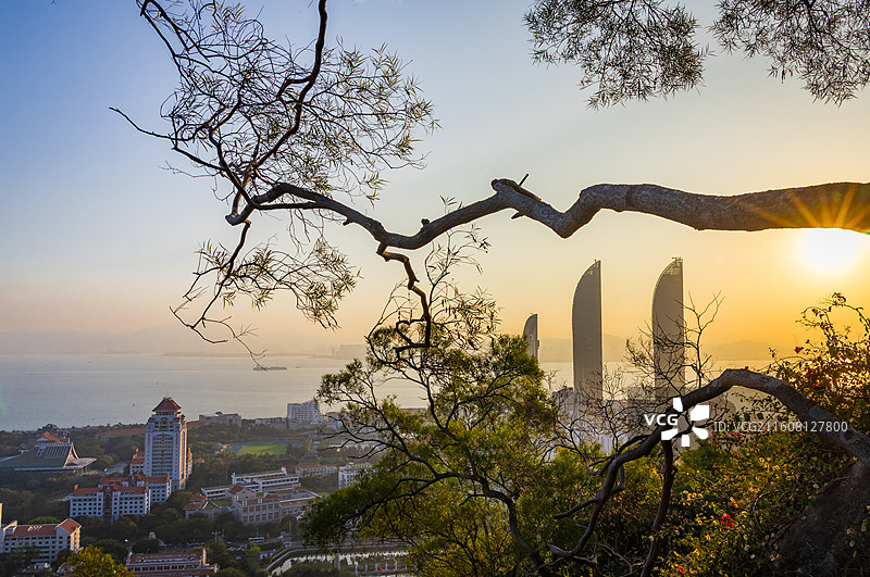 厦门五老峰双子塔与厦门大学图片素材