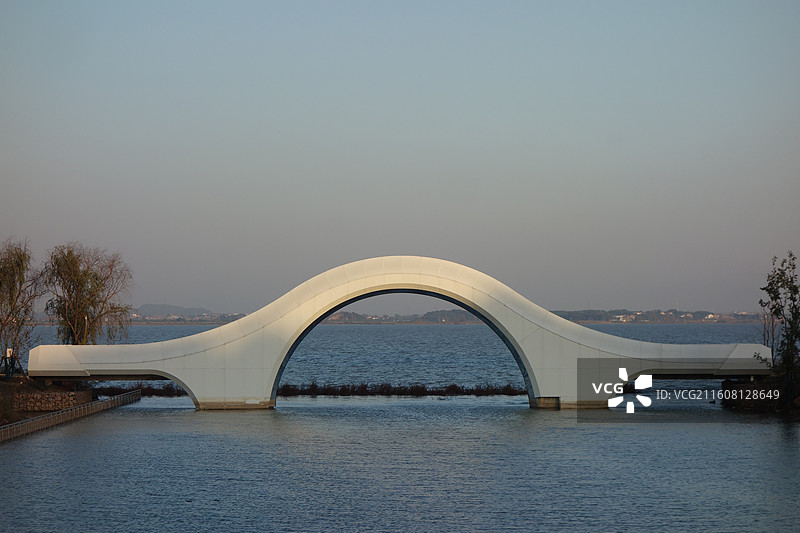 湖北省鄂州市梁子湖梁子岛：银月桥傍晚暮光图片素材