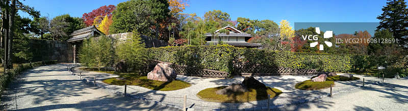 日本京都二条城世界文化遗产德川家康江户幕府本丸御殿二之丸御殿庭院唐门秋天红枫图片素材