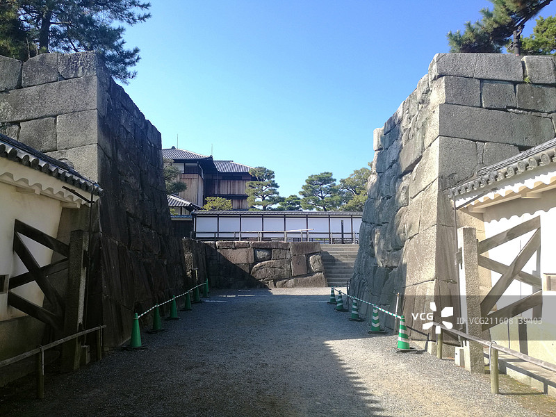 日本京都二条城世界文化遗产德川家康江户幕府本丸御殿二之丸御殿庭院唐门秋天红枫图片素材