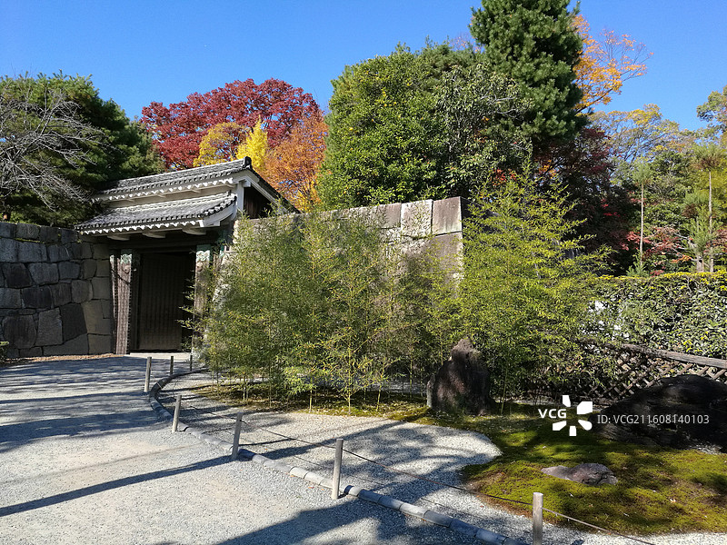日本京都二条城世界文化遗产德川家康江户幕府本丸御殿二之丸御殿庭院唐门秋天红枫图片素材