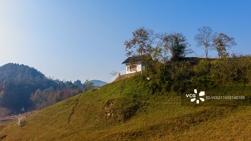 湖北恩施鳝孔坝湿地上空牧场风光图片素材