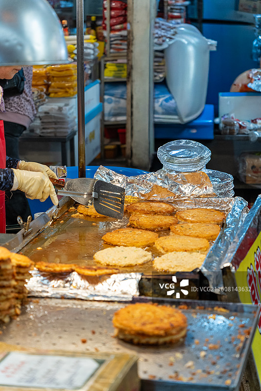 首尔广藏市场韩式绿豆煎饼制作图片素材