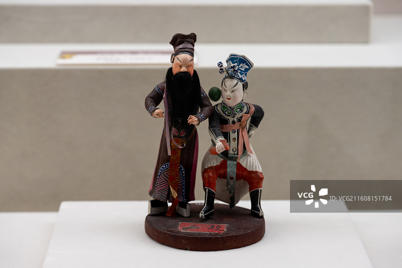 传统彩塑戏曲人物——钟馗与小鬼图片素材