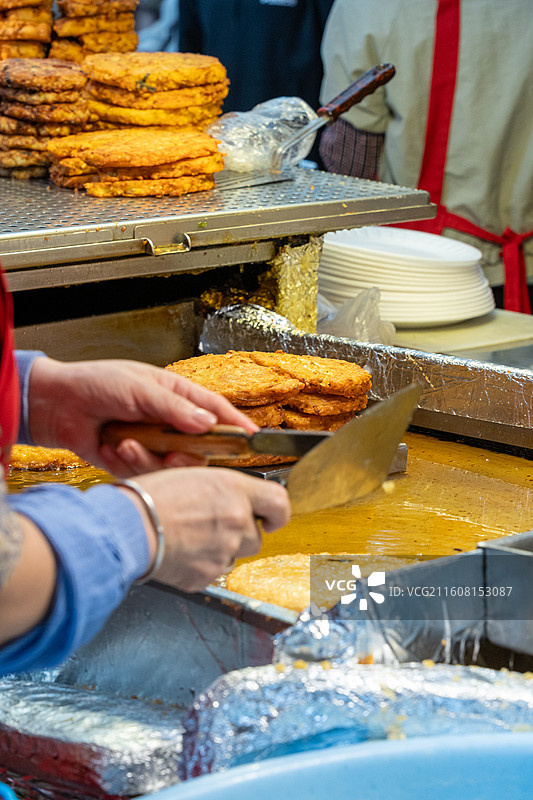 首尔广藏市场韩式绿豆煎饼制作图片素材