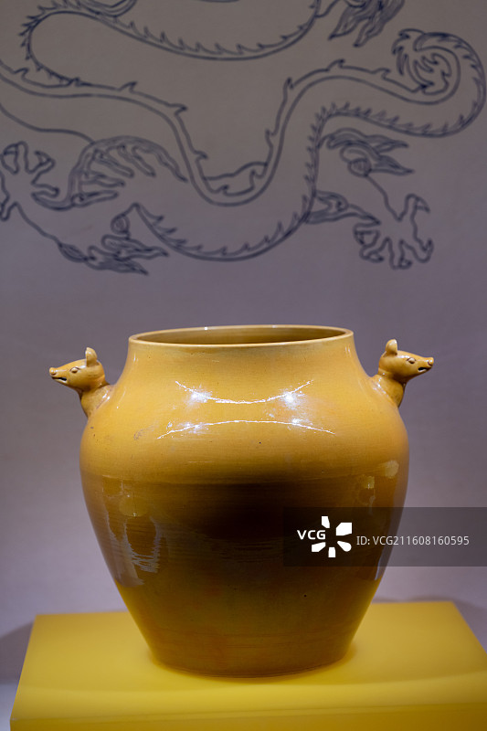 清乾隆款黄釉兽耳尊——景德镇御窑厂烧制的古代颜色釉瓷器珍品图片素材