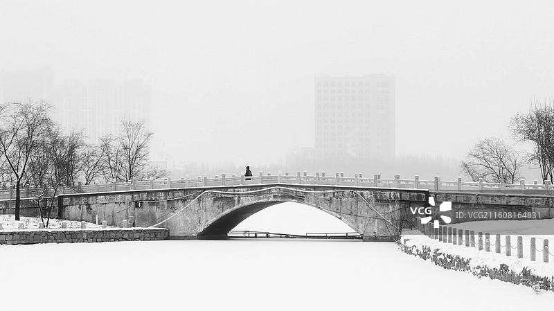 孤影渡寒桥图片素材
