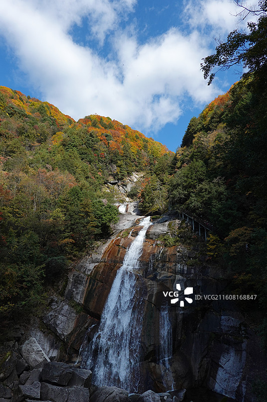 四川省巴中市南江县光雾山诺水河世界地质公园：十八月潭景区秋色：婚纱瀑布彩林红叶图片素材