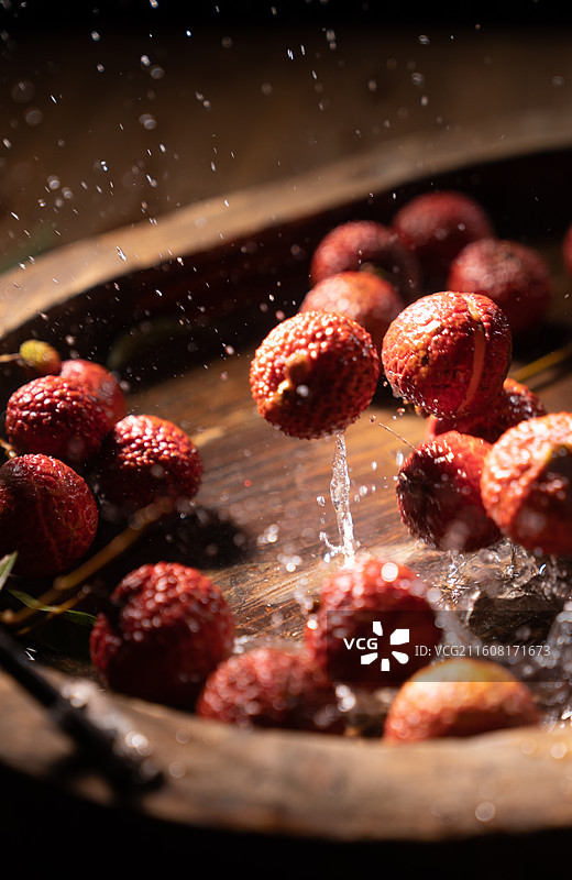 清洗荔枝图片素材