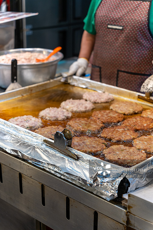 首尔广藏市场韩式绿豆煎饼制作图片素材